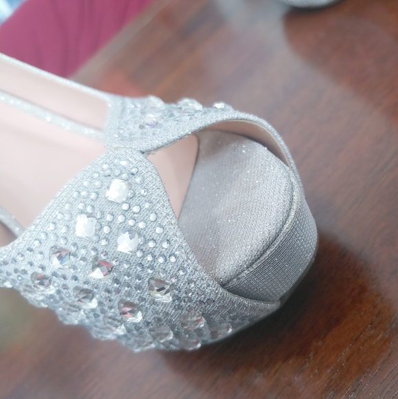 AVAILABLE ONLY IN THE BUNDLE/De Blossom Collection, prom sparkly Heels, size 7.5 - Picture 14 of 16